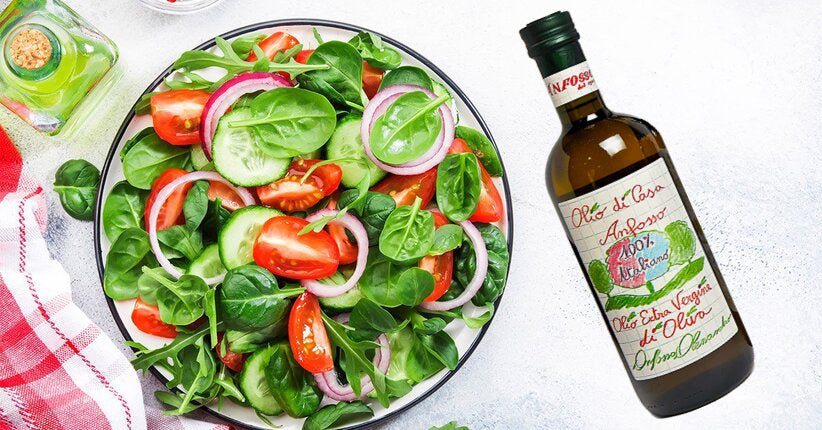 Frischer Salat mit Tomaten und Spinat verfeinert mit Linea Bimbo nativem Olivenöl extra — italienisches Gourmet-Dressing, mild und vegan von Vitalitaly