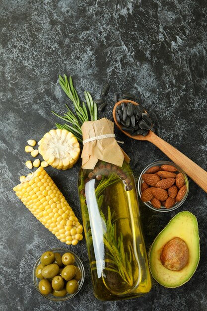 Vitalitaly Olivenöl Tumaiì Flasche vor dunklem Hintergrund – elegante Produktpräsentation des ligurischen Olivenöls extra vergine