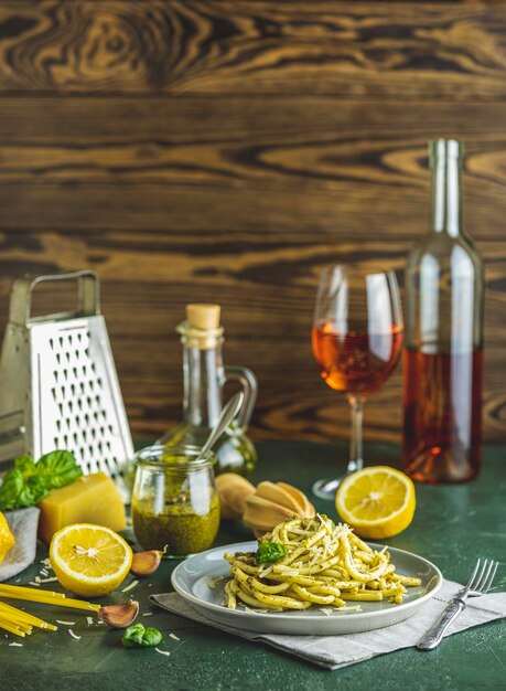 Bucatini-Pasta mit Pesto genovese und Parmesan, verfeinert mit Vitalitaly Olivenöl Tumaiì – traditionelles italienisches Rezept