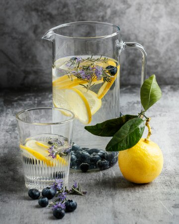 Aromatisierter Gin und Tonic Balsamico-Essig