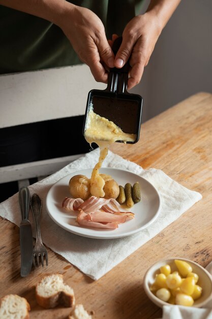 Appetitlich angerichtetes Gericht mit Vitalitaly Olivenöl Tumaiì aus der Vogelperspektive – kulinarische Inspiration mit ligurischem Olivenöl extra vergine