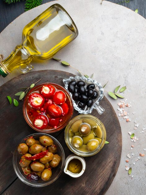 Schwarze und grüne italienische Oliven mit Olivenöl und Mozzarella-Füllung – Vitalitaly Antipasti-Zutaten mit Tumaiì EVOO