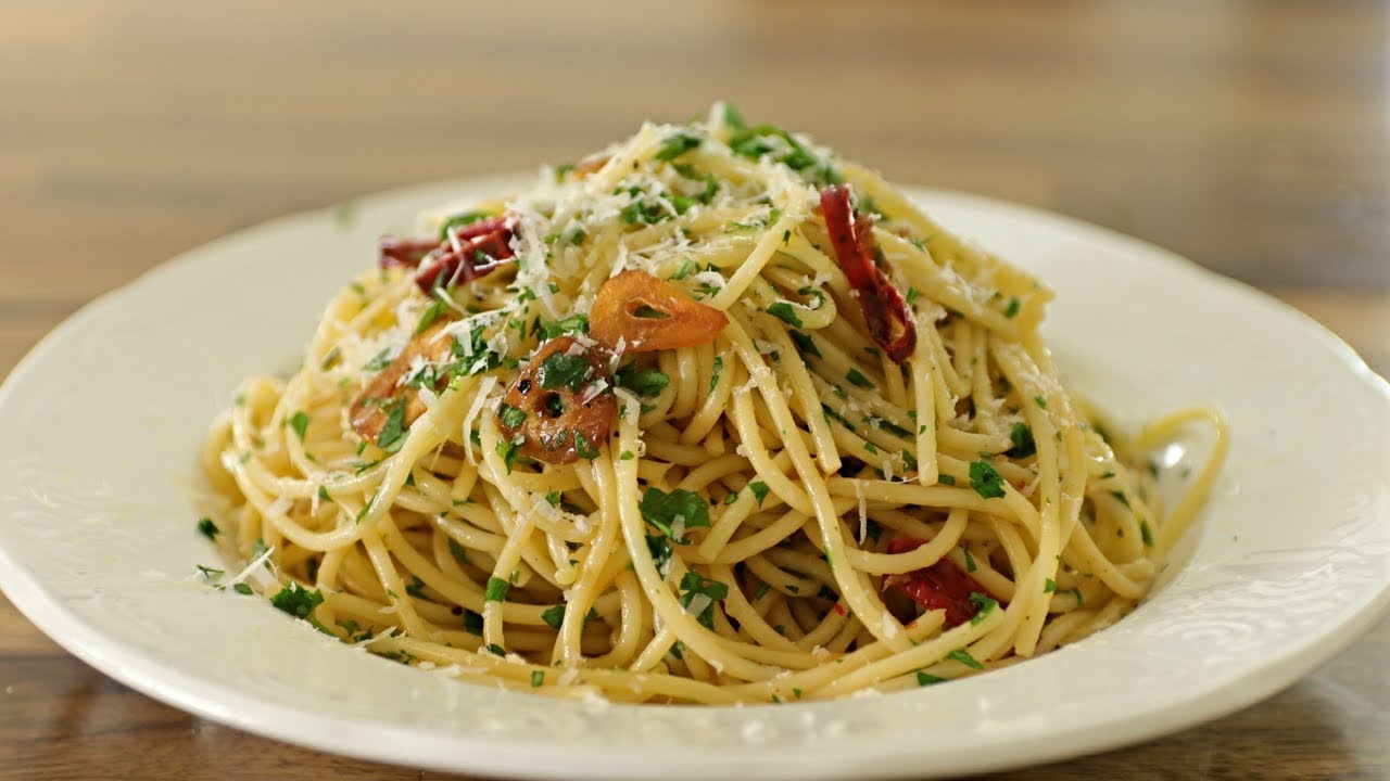 Knoflook olie spaghetti Italiaans traditioneel klassiek eenvoudig authentiek - Vitalitaly knoflook olie pasta recepten