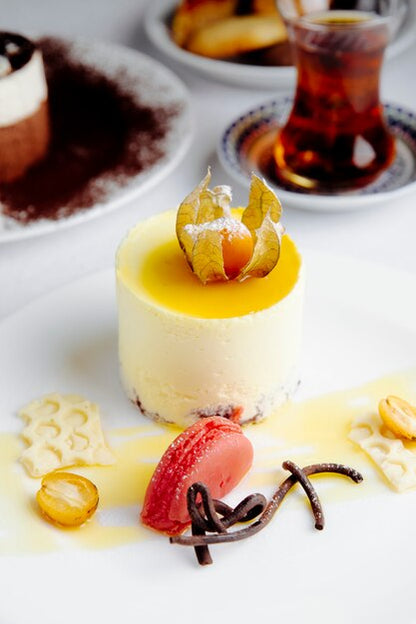 Cheesecake mit Kumquat verfeinert mit Limoncello Balsamico-Essig — italienisches Gourmet-Dessert, alkoholfrei und vegan von Vitalitaly