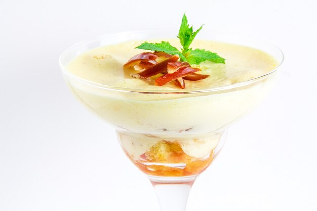 Zitronenmousse-Dessert verfeinert mit Limoncello Balsamico-Essig — alkoholfreies italienisches Gourmet-Rezept, vegan von Vitalitaly
