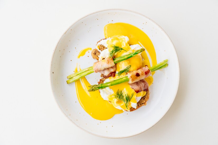 Eggs Benedict mit Speck und Spargel verfeinert mit Limoncello Balsamico-Essig — italienisches Gourmet-Rezept von Vitalitaly, alkoholfrei und vegan