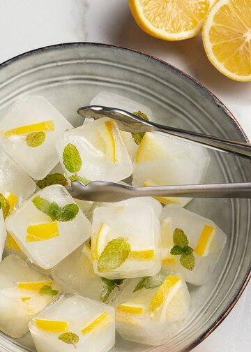 Eiswürfel mit Zitrone und Limoncello Balsamico-Essig — alkoholfreies italienisches Gourmet-Kondiment, erfrischend und vegan von Vitalitaly