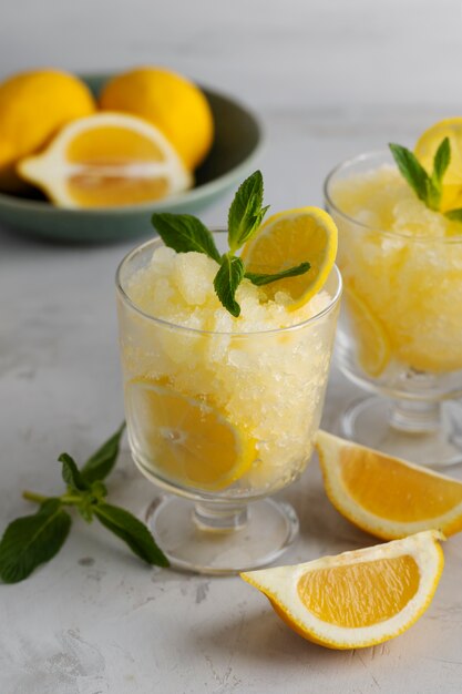 Sizilianische Granita mit Zitrone und Limoncello Balsamico-Essig — erfrischendes italienisches Gourmet-Dessert, alkoholfrei und vegan von Vitalitaly