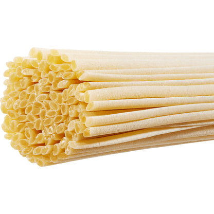 Vitalitaly Linguine artigianali raw pasta close-up - Bronze-drawn Italian durum wheat semolina texture, 500g artisan format