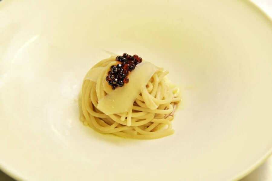 Pasta mit weißen Trüffel-Balsamico-Perlen – italienisches Gourmet-Rezept, molekulare Küche, veganes Premium-Kondiment von Vitalitaly