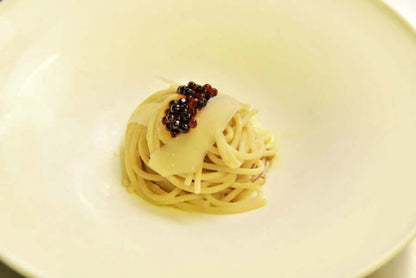 Pasta mit weißen Trüffel-Balsamico-Perlen – italienisches Gourmet-Rezept, molekulare Küche, veganes Premium-Kondiment von Vitalitaly