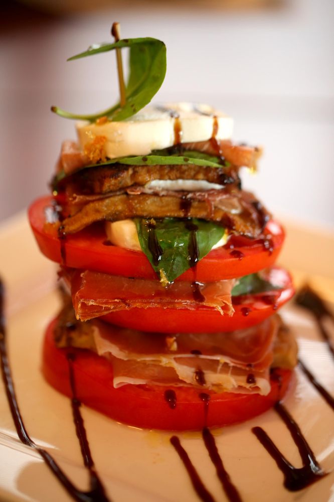 Peach caprese salad with sweet and sour dressing – Vitalitaly's signature Italian gourmet recipe, natural fruit condiment on fresh mozzarella and tomatoes