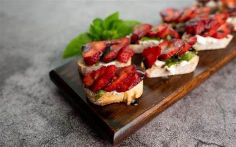 Sweet bread bruschetta soaked in peach and strawberry sweet and sour dressing – exclusive Italian gourmet recipe by Vitalitaly, natural fruit condiment