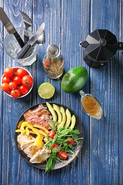 Teller mit Fleisch und frischem Salat, verfeinert mit Vitalitaly Olivenöl Tumaiì – ausgewogenes mediterranes Gericht