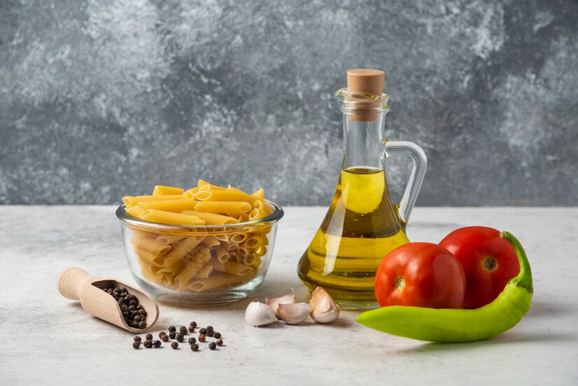 Rohe Pasta mit Vitalitaly Olivenöl, Pfefferkörnern und frischem Gemüse – Zutaten für authentisch italienische Küche mit Tumaiì EVOO