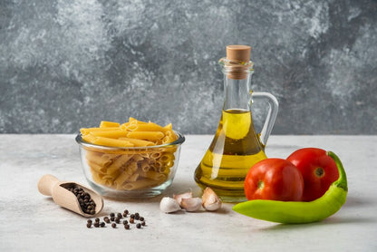 Rohe Pasta mit Vitalitaly Olivenöl, Pfefferkörnern und frischem Gemüse – Zutaten für authentisch italienische Küche mit Tumaiì EVOO