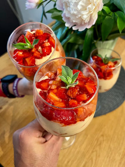 Erdbeer-Mousse mit Spritz Balsamico-Essig — alkoholfreies italienisches Gourmet-Dessert, vegan, verfeinert mit Premium-Balsamico von Vitalitaly