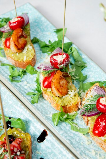 Toast mit Garnelen, Tomaten und Zwiebeln verfeinert mit Spritz Balsamico-Essig — alkoholfreies italienisches Gourmet-Rezept von Vitalitaly