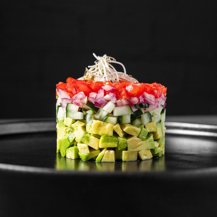 Minimalistischer Salat mit Spritz Balsamico-Essig — leichtes veganes italienisches Gourmet-Rezept, alkoholfrei von Vitalitaly