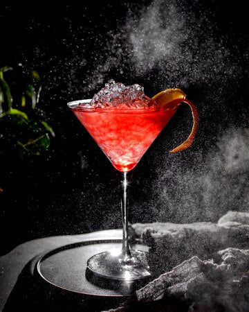 Roter Eis-Mocktail mit Spritz Balsamico-Essig — alkoholfreier italienischer Aperitivo, vegan, erfrischend von Vitalitaly