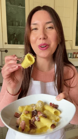 Vitalitaly Maccheroni — Italienische Pasta-Lifestyle-Momente einer Frau beim authentischen Kochen mit handwerklicher bronzegezogener Pasta