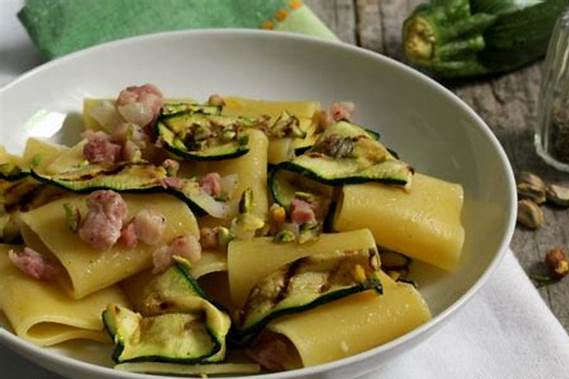 Vitalitaly Paccheri mit Pancetta und Zucchini — Authentisches italienisches Pasta-Rezept mit bronzegezogener Handwerkspasta aus Campania und frischen Sommergemüsen