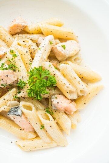 Vitalitaly Pennette Lachs-Carbonara – italienisches Rezept mit bronzegezogener Handwerkspasta und cremiger Lachssauce, authentische italienische Küche