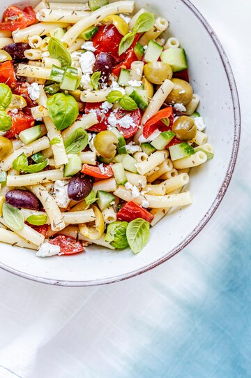 Vitalitaly Pennette pastasalat med feta og oliven — Sund italiensk sommerret med håndlavet bronzetrukket pasta og friske middelhavsgrøntsager