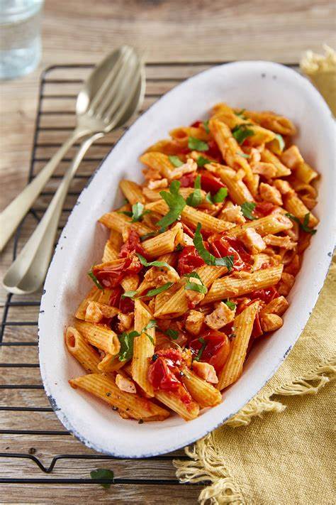 Vitalitaly Pennoni mit reichhaltiger Tomatensauce — Authentisches italienisches Rezept mit bronzegezogener Handwerkspasta und frischem Basilikum