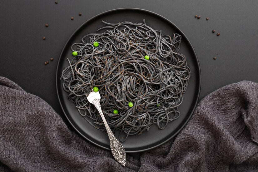 Vitalitaly Spaghetti auf dunklem Teller mit elegantem dunklen Tuch — Premium italienische Handwerkspasta in luxuriösem Dark-Luxury-Styling