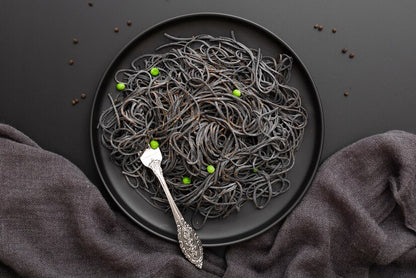 Vitalitaly Spaghetti auf dunklem Teller mit elegantem dunklen Tuch — Premium italienische Handwerkspasta in luxuriösem Dark-Luxury-Styling