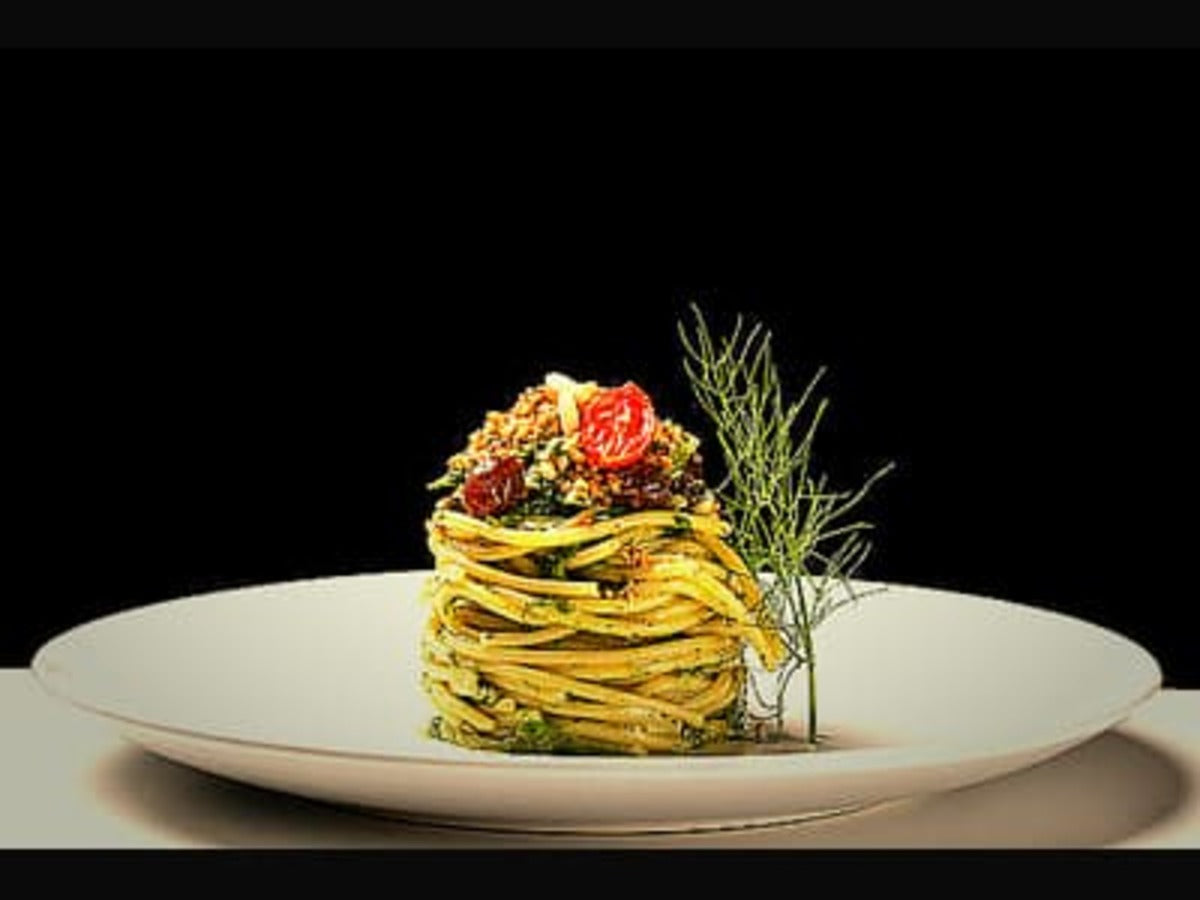 Vitalitaly Spaghetti al Pesto – Bronzegezogene italienische Pasta mit Basilikum-Pesto, Kirschtomaten und Pinienkernen, fein angerichtet auf weißem Teller | Premium Pasta aus Italien online kaufen