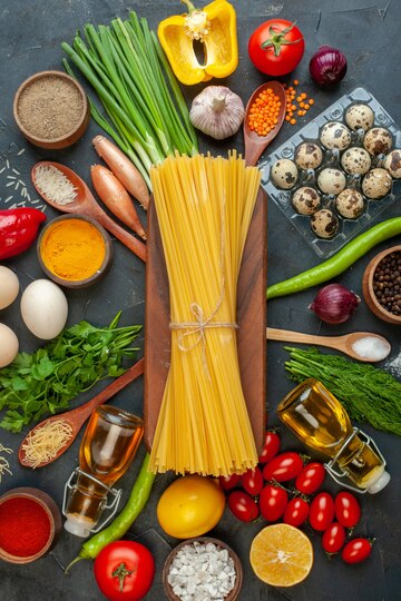 Vitalitaly Spaghetti auf Holzbrett mit frischem Gemüse, Eiern und Olivenöl — Authentische italienische Pasta-Zutaten für traditionelle Rezepte