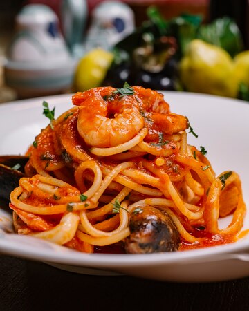 Vitalitaly Spaghetti mit Meeresfrüchten, Muscheln, Garnelen und Tomatensauce — Authentisches italienisches Meeresfrüchte-Rezept mit bronzegezogener Handwerkspasta