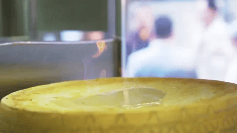 Vitalitaly Spaghetti tossed tableside in a flambéed Parmesan wheel — Fine dining Italian culinary theatre with bronze-drawn artisan pasta